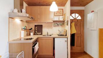 Een koelkast, een oven, een kookplaat, een koffiezetapparaat/waterkoker