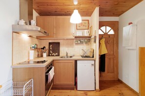 Réfrigérateur, four, plaque de cuisson, cafetière/bouilloire