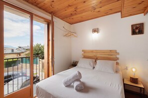 1 bedroom, bed sheets