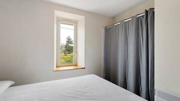 2 bedrooms, bed sheets