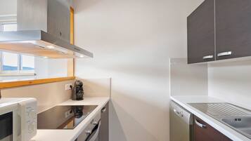 Kjøleskap, mikrobølgeovn, ovn og kokeplater