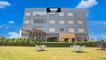 House | Outdoor dining