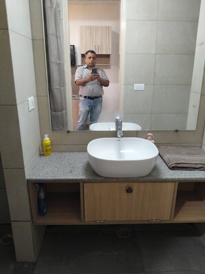 Een douche, een bidet, handdoeken, zeep