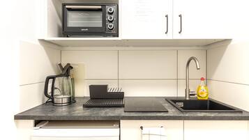 Kühlschrank, Mikrowelle, Ofen, Herdplatte