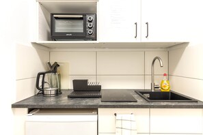 Frigorífico, microondas, horno y placa de cocina