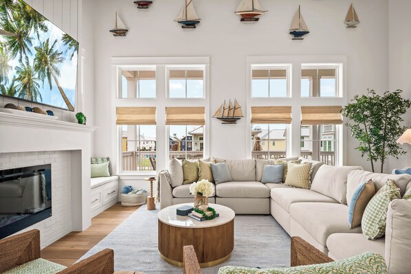 Téléviseur connecté, foyer, lecteur de DVD, livres