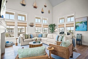 Smart-tv, eldstad, dvd-spelare och böcker