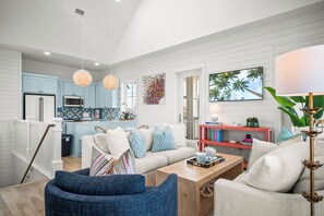 Smart-tv, dvd-spelare, böcker och ett filmbibliotek