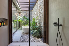 Shower, hair dryer, towels