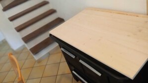 Een trap met houten treden die uitkomt op een plateau.