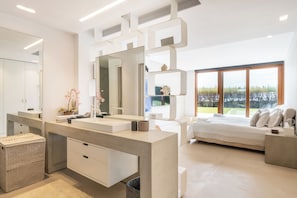 7 chambres, bureau, draps fournis
