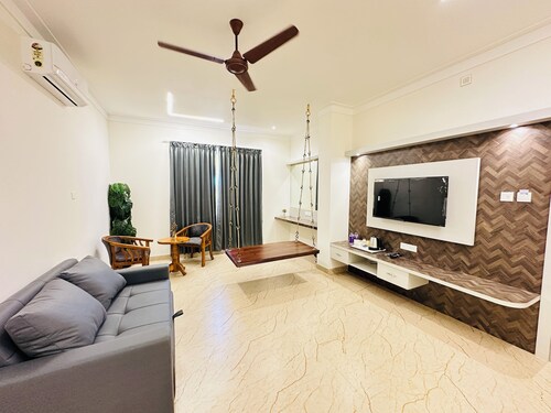 Shambhavi Hotel & Convention Centre