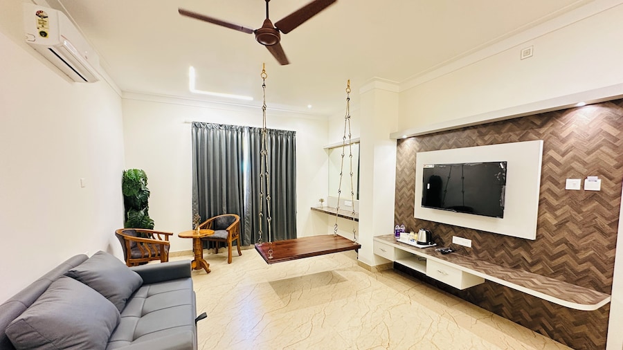 Shambhavi Hotel & Convention Centre