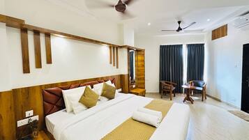 Suite Room | Desk