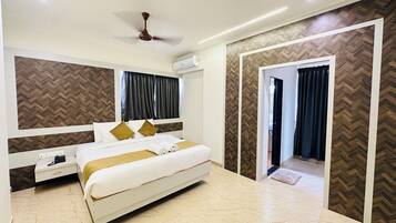 Executive Suite Room | Desk