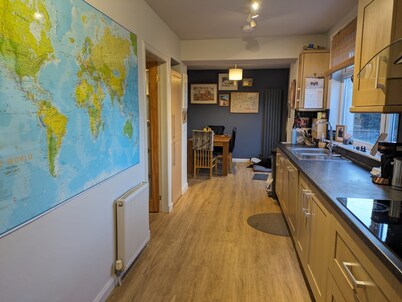 A perfect location for the airport and the city, comfortable stay home from home