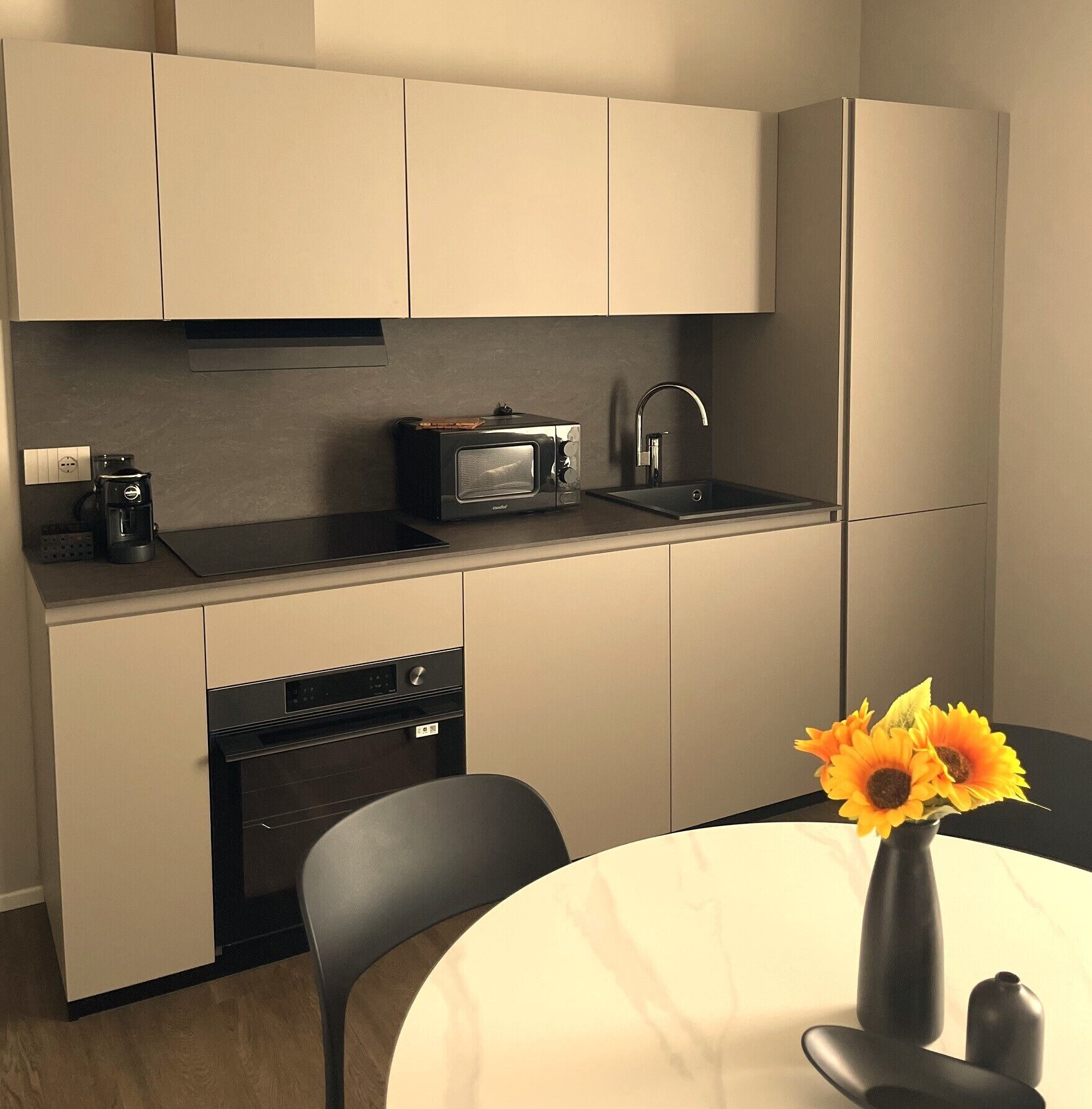 Private kitchen | Fridge, microwave, stovetop, cookware/dishes/utensils