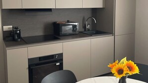 Căn hộ Cao cấp, không hút thuốc | Bếp riêng | Tủ lạnh, lò vi sóng, bếp nấu, dụng cụ nấu nướng/bát dĩa/dao nĩa 