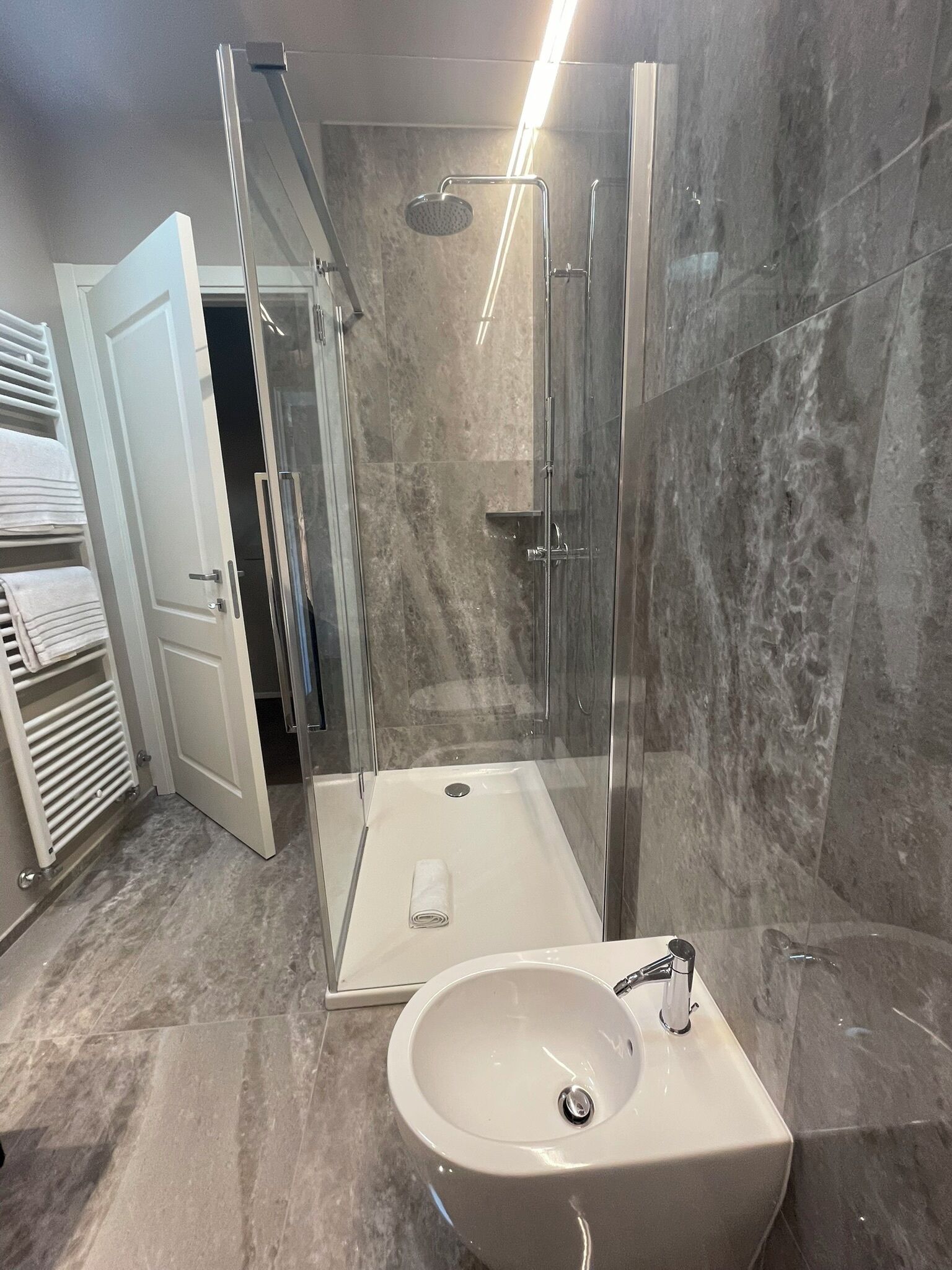 Appartamento Deluxe, non fumatori | Bagno | Doccia, asciugacapelli, asciugamani, sapone