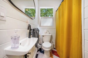 Een haardroger, handdoeken