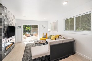 TV connectée, cheminée, livres