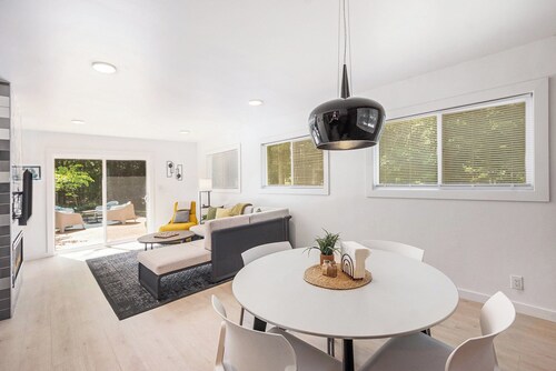 3 Bedroom, 1.5 Bath Chalet minutes from Hamlin Lake. Sleeps 8