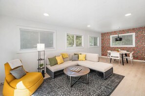 TV connectée, cheminée, livres