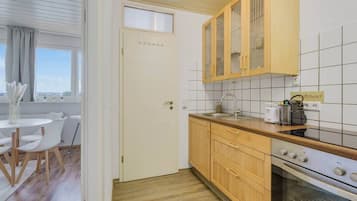 Frigorífico, horno, placa de cocina y utensilios de cocina