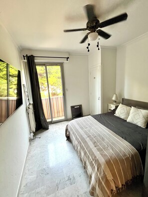 1 slaapkamer, een strijkplank/strijkijzer, reisbedje, wifi