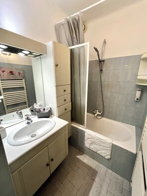 Hair dryer, towels, soap, toilet paper - La Casa de la Rosa (Mandelieu-la-Napoule)