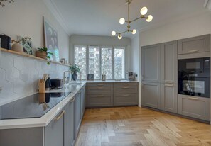 Kylskåp, mikrovågsugn, ugn och diskmaskin