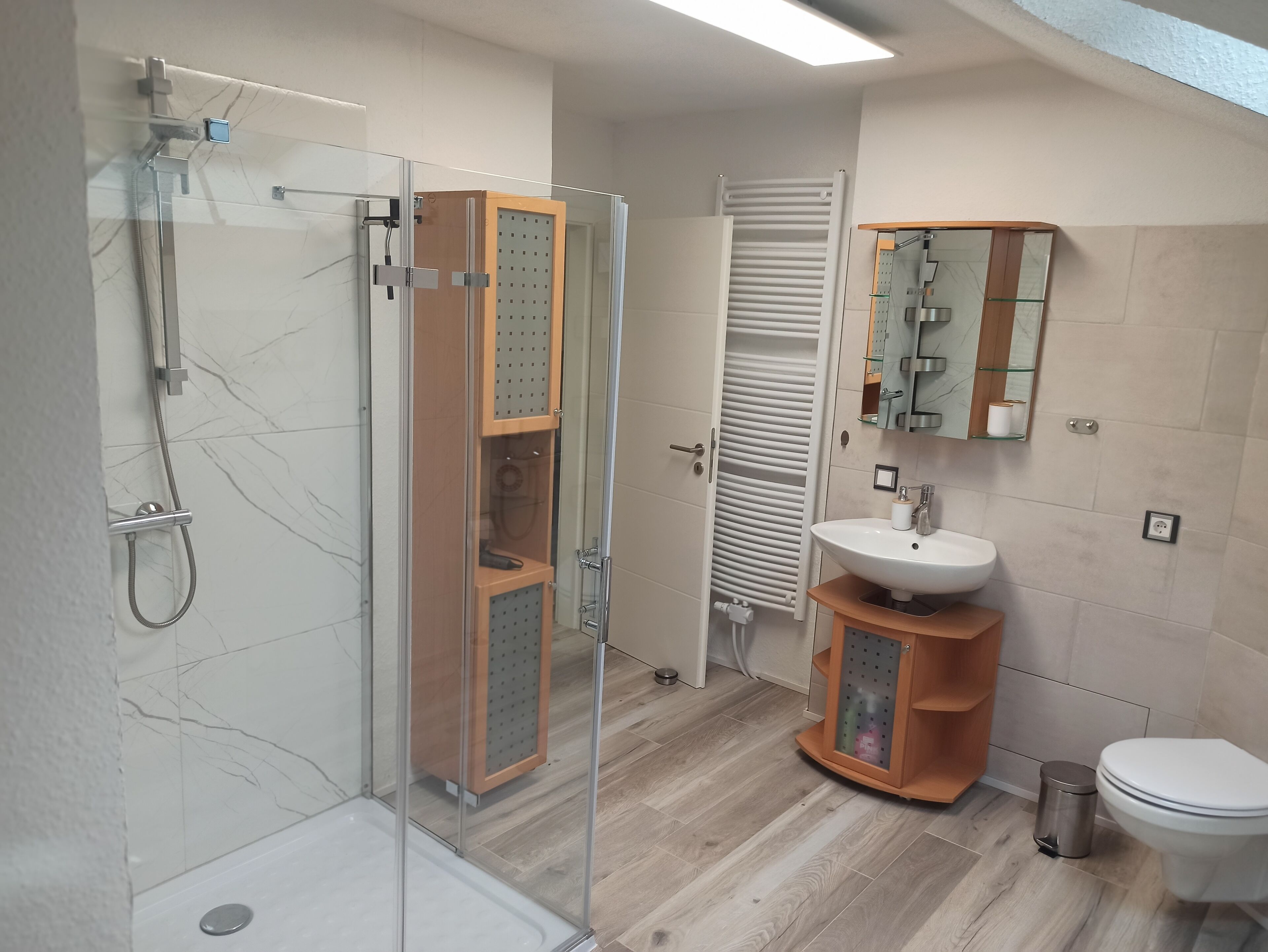 Haartrockner, Handtücher, Toilettenpapier