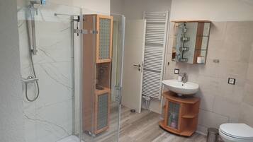 Haartrockner, Handtücher, Toilettenpapier