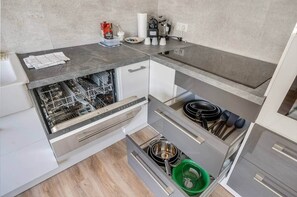 Kylskåp, mikrovågsugn, ugn och spishäll