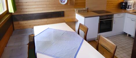 Réfrigérateur, un four, surface de cuisson, lave-vaisselle