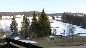 A bench overlooking a snowy landscape with trees and a body of water. - Holiday Home 'Casa Del Diavolo' with Shared Terrace, Balcony and Wi-Fi (Bernau im Schwarzwald)