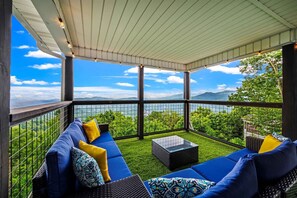 Property grounds - Heaven's Peak: VIEWS, VIEWS, VIEWS! Hot Tub, Sauna, Jacuzzi, Arcade Booth (Gatlinburg)