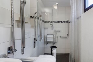 Regadera, secadora de cabello, toallas 