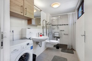 Dusche, Haartrockner, HandtĂŒcher