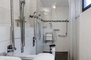 Douche, sĂšche-cheveux, serviettes fournies