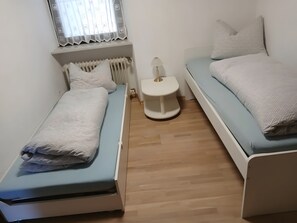 2 Schlafzimmer, BĂŒgeleisen/BĂŒgelbrett, WLAN, BettwĂ€sche