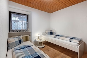 2 quartos, ferros/tábuas de passar roupa, Wi-Fi, roupa de cama