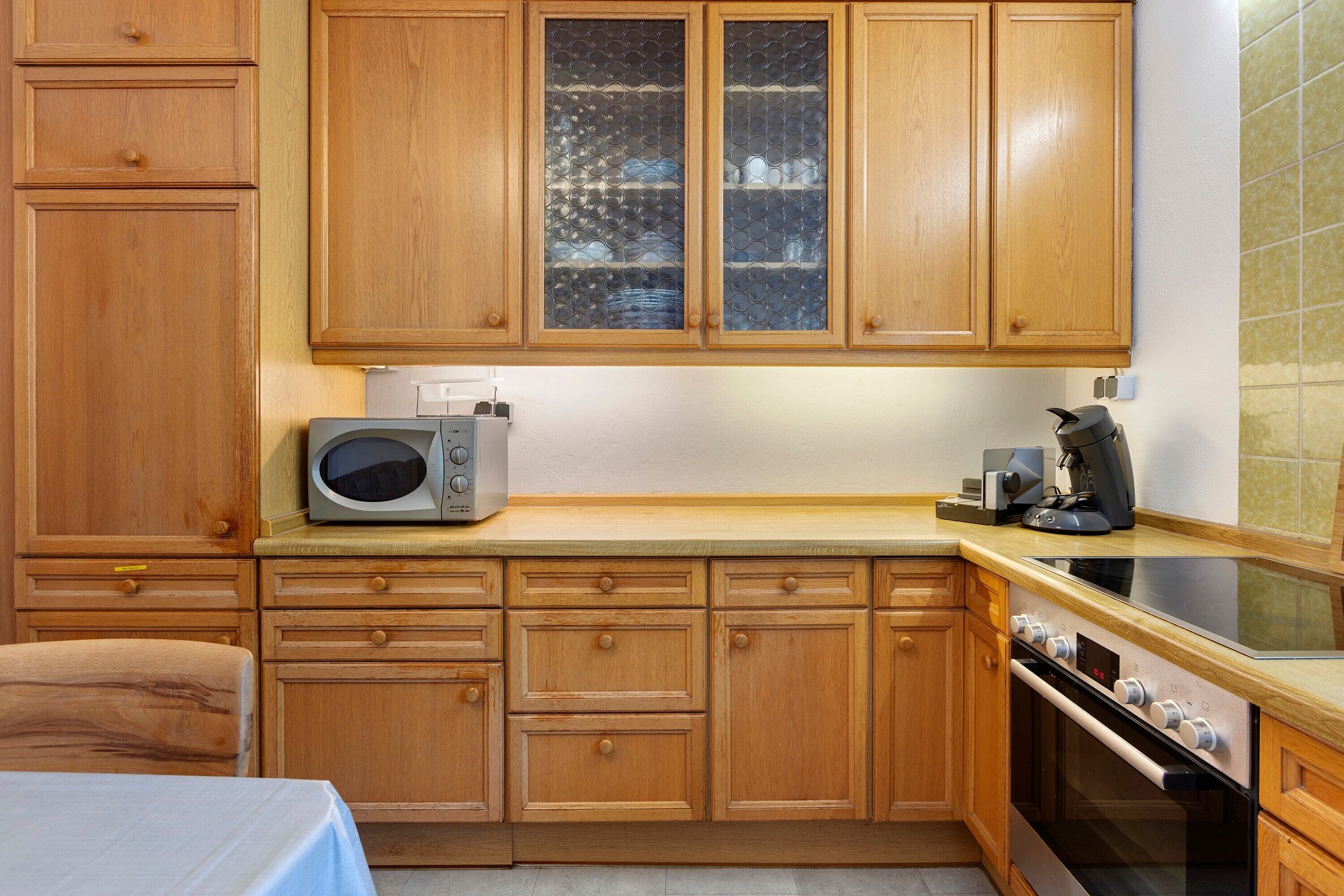 Wasserkocher mit Kaffee-/Teezubehör, Kühlschrank, Mikrowelle, Ofen