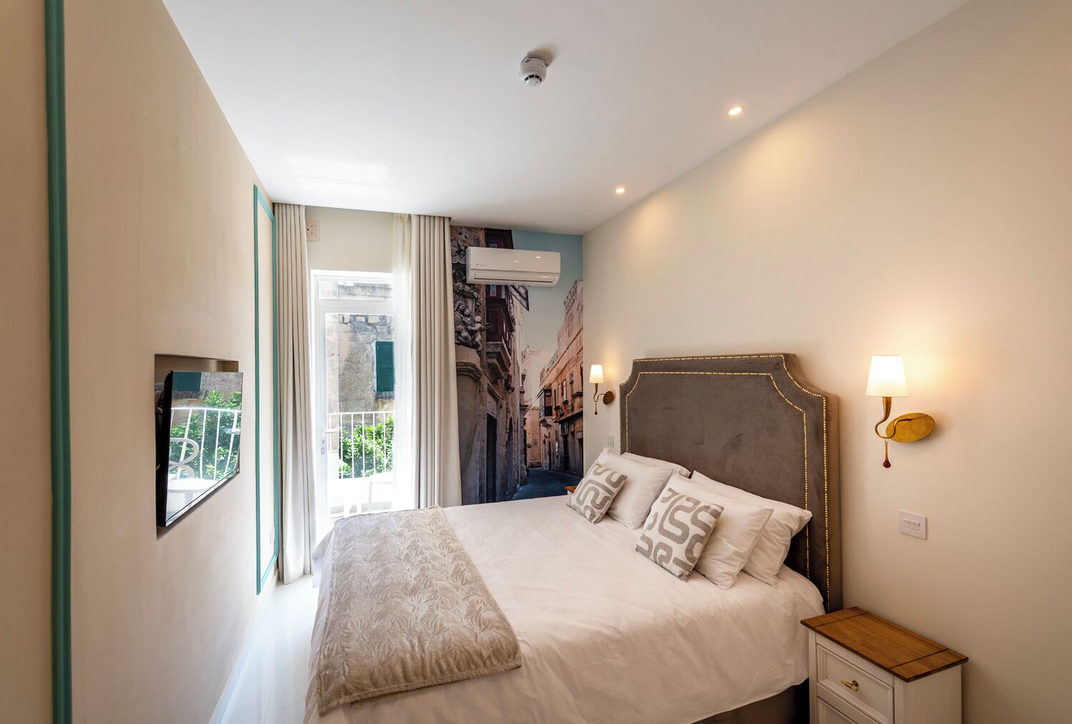 Family Room | Minibar, in-room safe, individually decorated, individually furnished