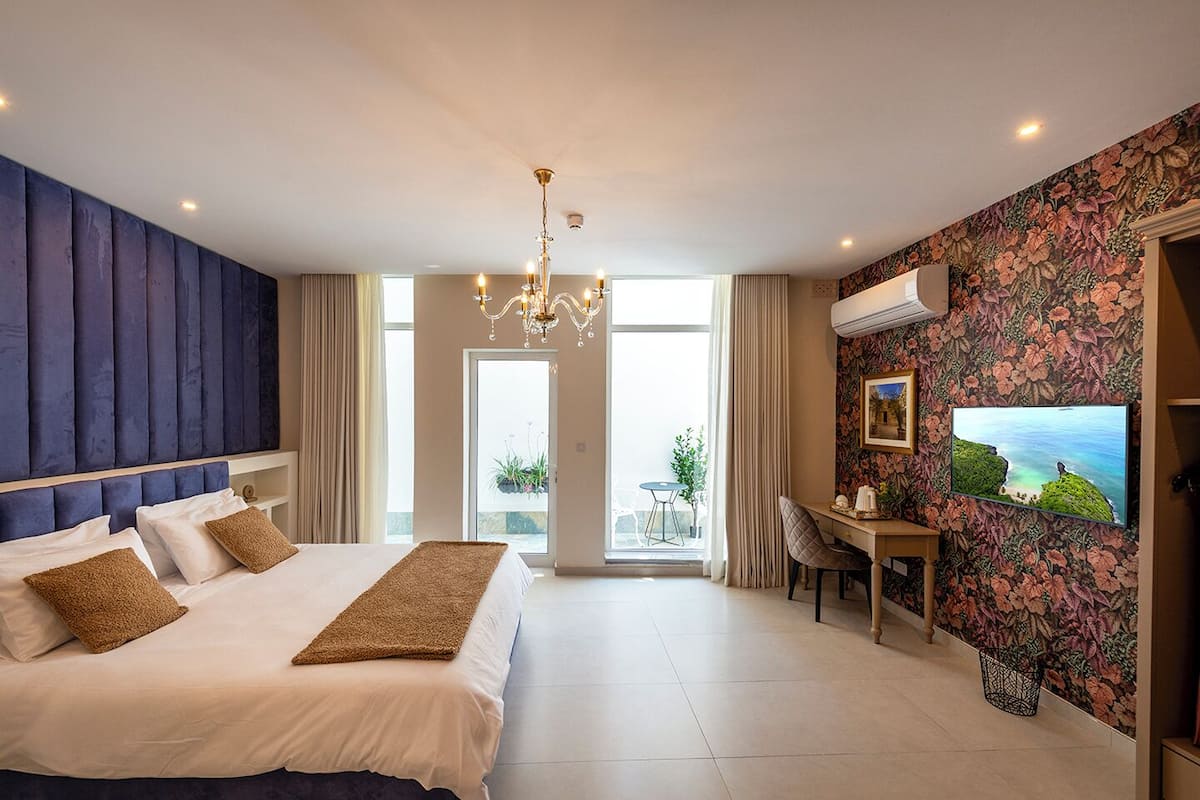 Senior Double Room | Minibar, in-room safe, desk, laptop workspace