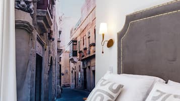 Habitación familiar | Minibar, caja de seguridad en la habitación y decoración personalizada