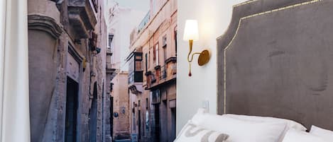 Family Room | Minibar, in-room safe, individually decorated, individually furnished