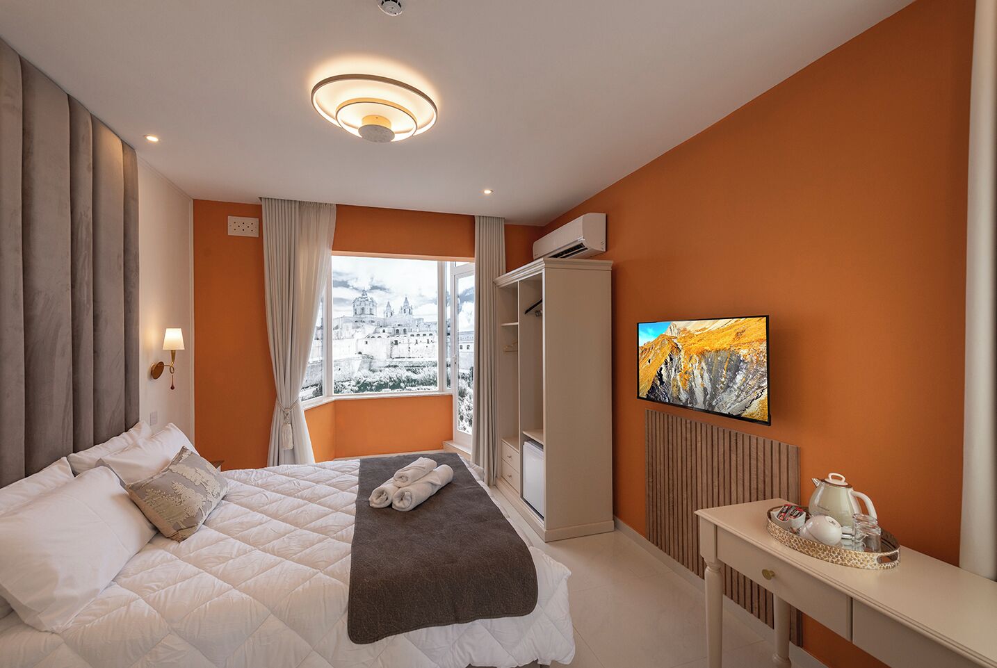 Double Room | Minibar, in-room safe, individually decorated, individually furnished