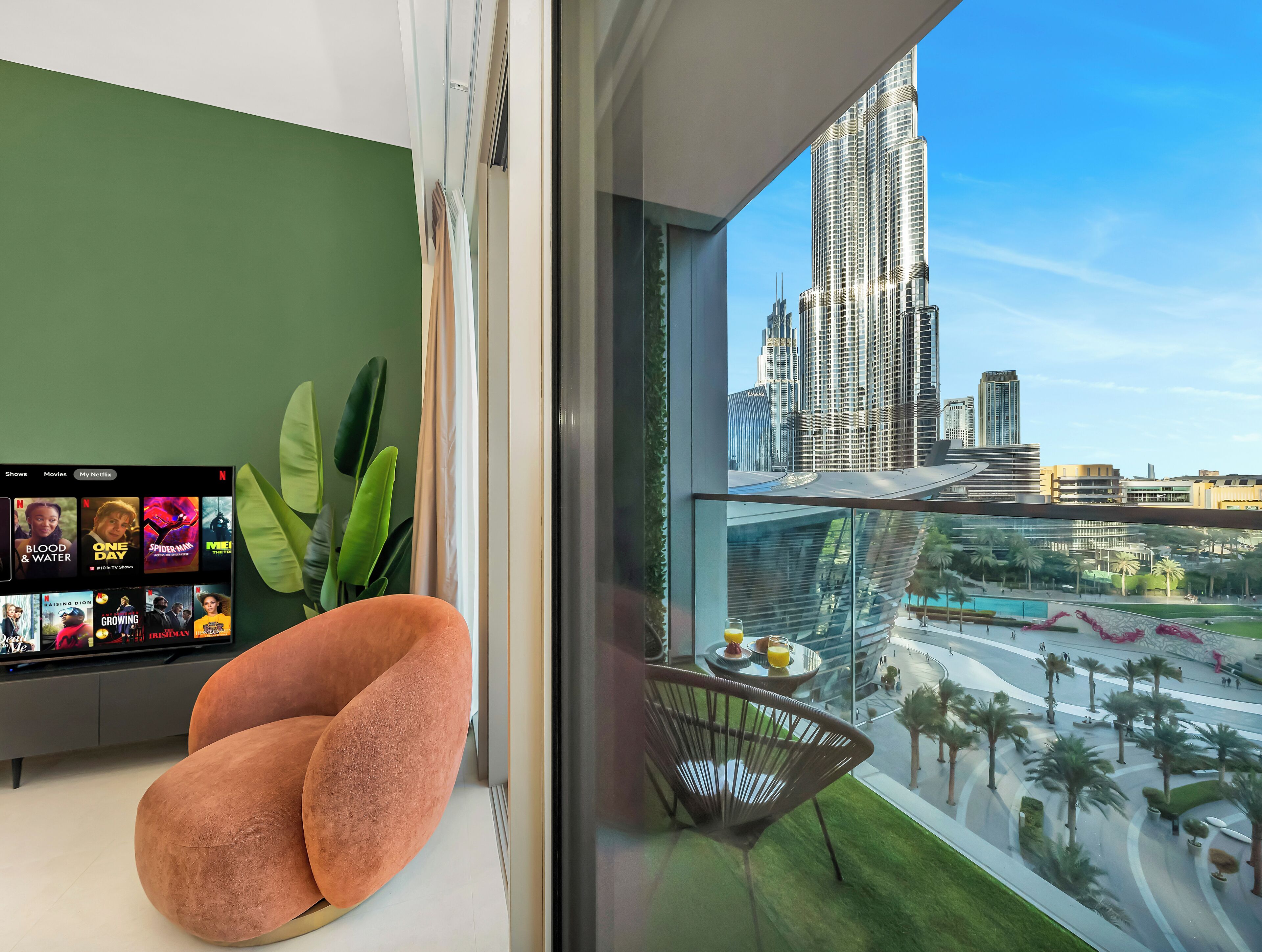 ラグジュアリー アパートメント 2 ベッドルーム バルコニー レイクビュー | リビングルーム