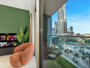 Luxury Apartment, 2 Bedrooms, Balcony, Lake View | Living room